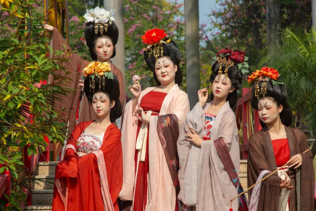 最炫唐风丨簪花仕女再现大唐之美，“添彩”莲峰元旦新春