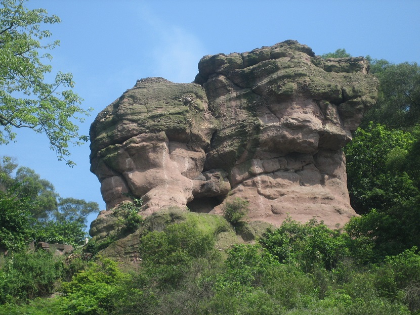广州莲花山-古采石场-狮子石.jpg